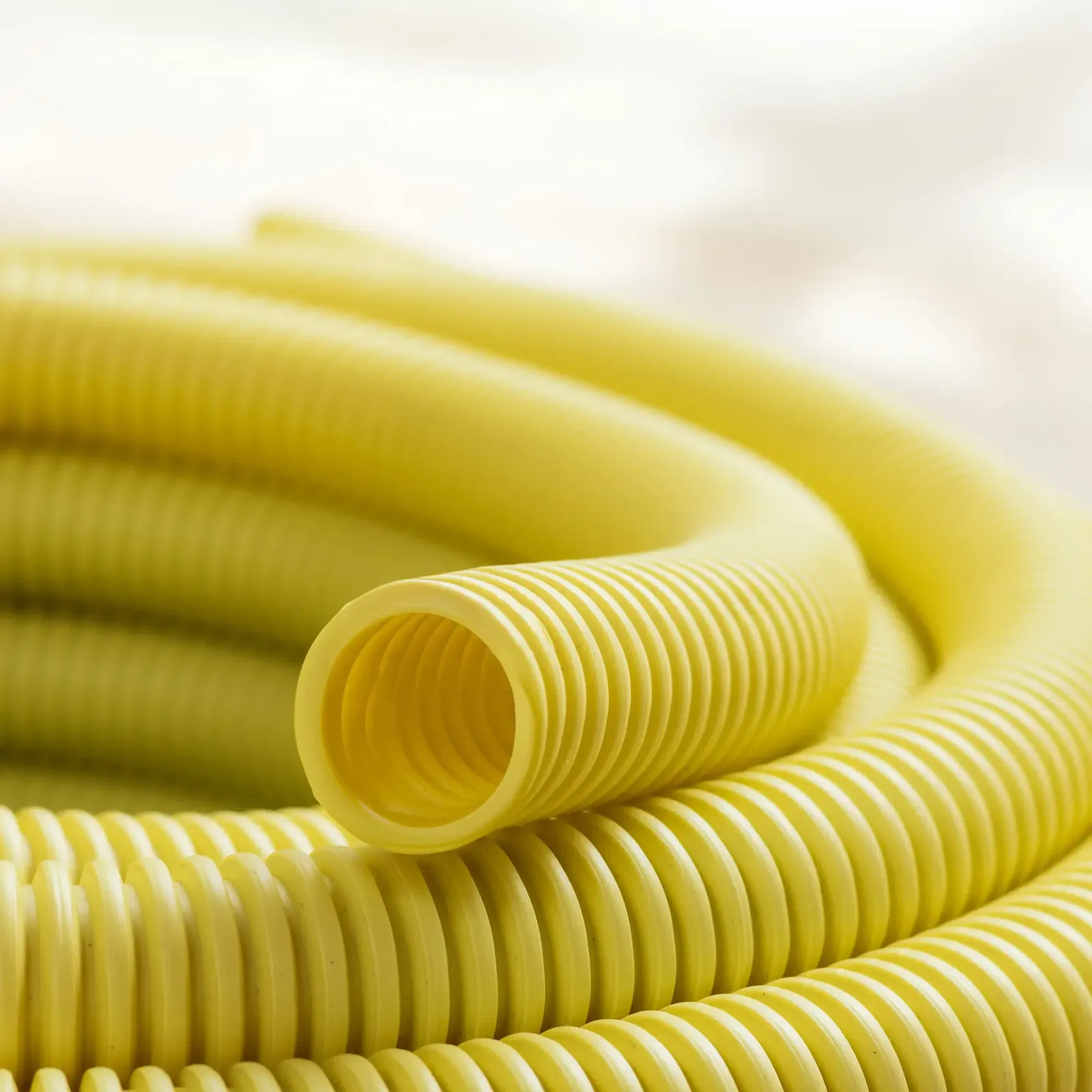 Detalhe do conduíte corrugado EcoRaio amarelo