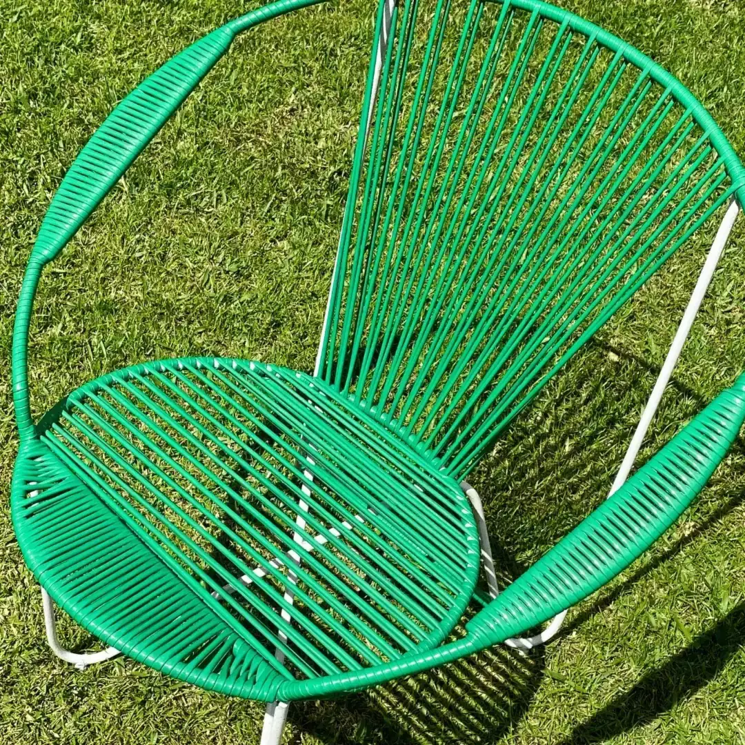 Cadeira verde feita com macarrão de PVC RAEGO