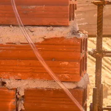 Mangueira Construkt sendo usada para nivelar parede de tijolos