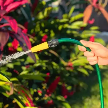Mangueira EcoPérola Mini verde palmeira regando plantas